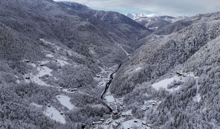 Trabzon ve Rize’nin yaylalarından kar manzaraları