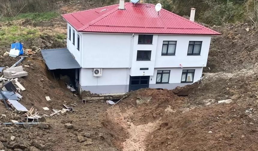 Artvin’de heyelan; 2 katlı ev 50 metre sürüklendi