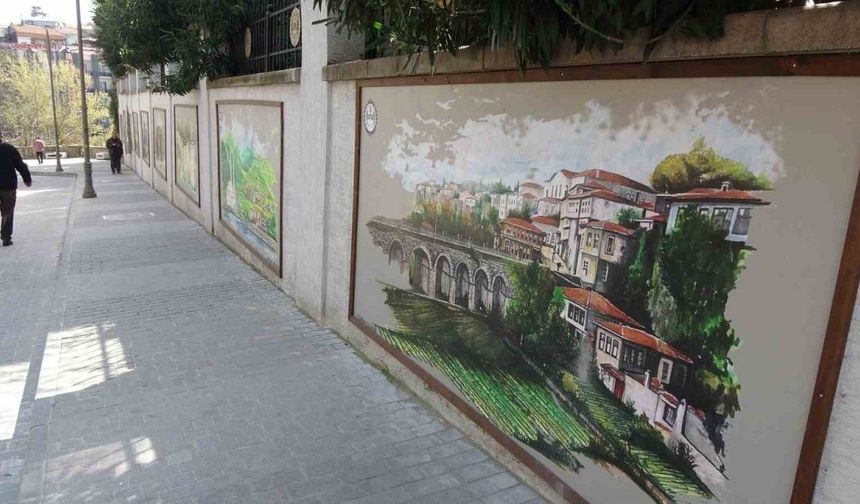Trabzon’u çizdiği motiflerle güzelleştiriyor