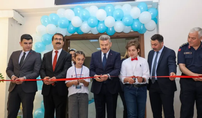 Artvin'de TÜBİTAK 4006 Bilim Fuarı açıldı