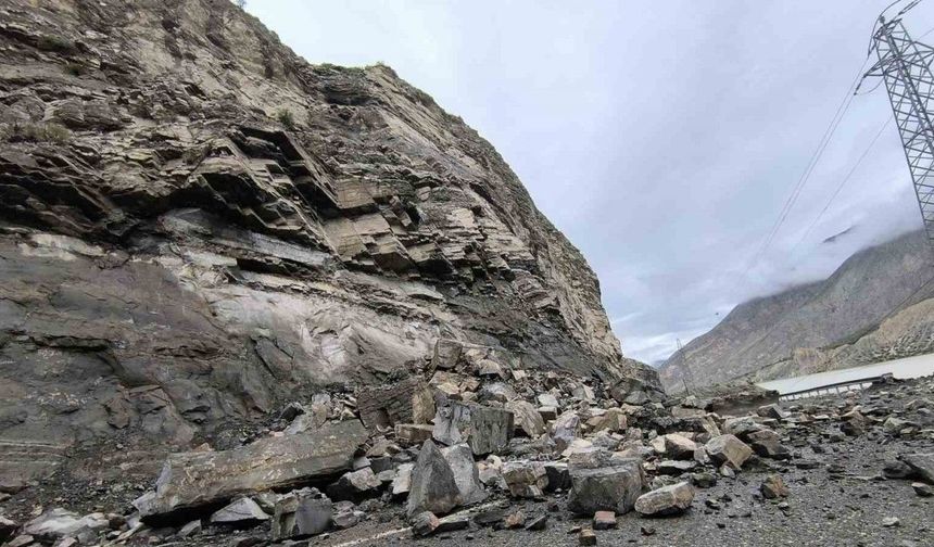 Erzurum-Artvin kara yolunda heyelan