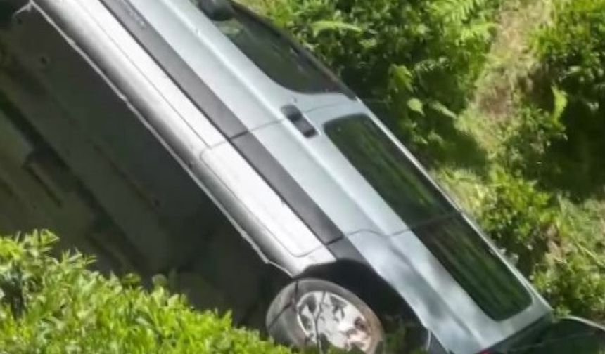 Rize’de hafif ticari araç bahçeye yuvarlandı; 2 yaralı