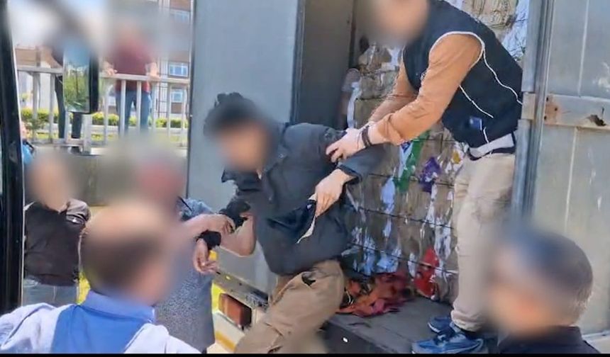 Rize'de tırın dorsesine saklanmış göçmenler yakalandı