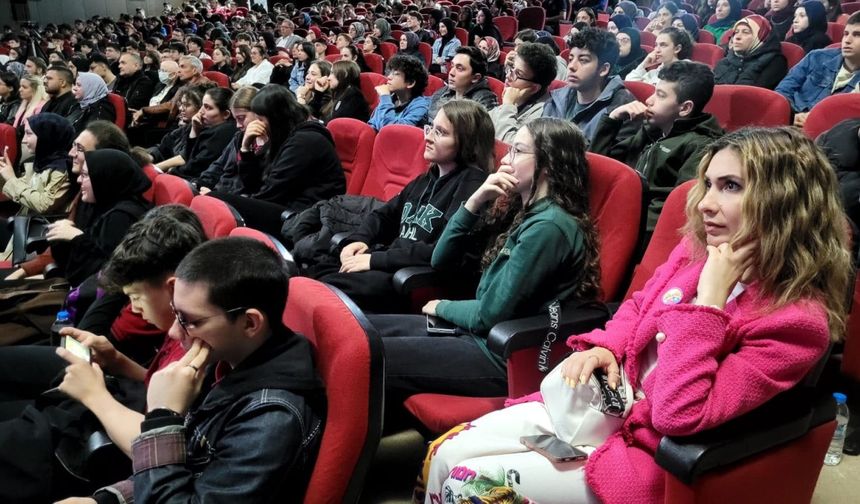 Trabzon'da Özdemir Bayraktar anısına münazara finali