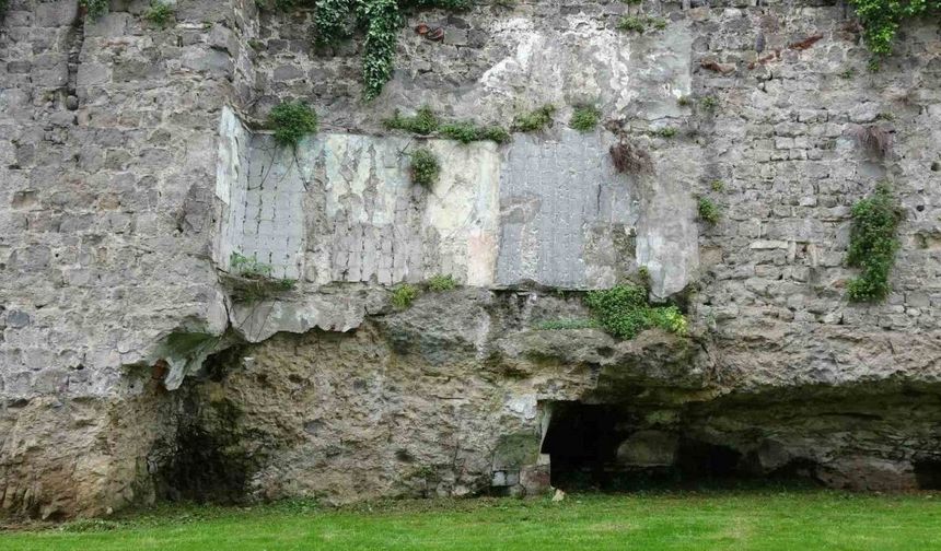 Trabzon’da tarihi surlardaki fayans kirliliği temizlendi