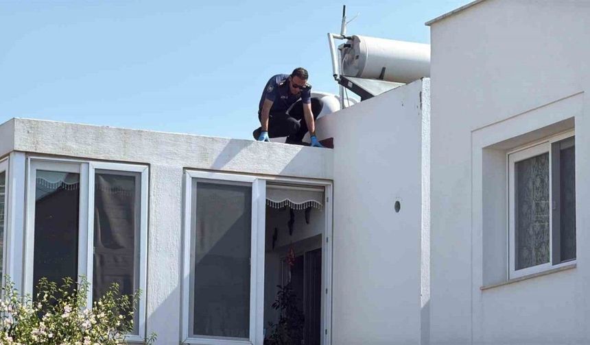 Anahtarını unutunca çatıdan eve girmeye çalışırken düşen emekli polis hayatını kaybetti