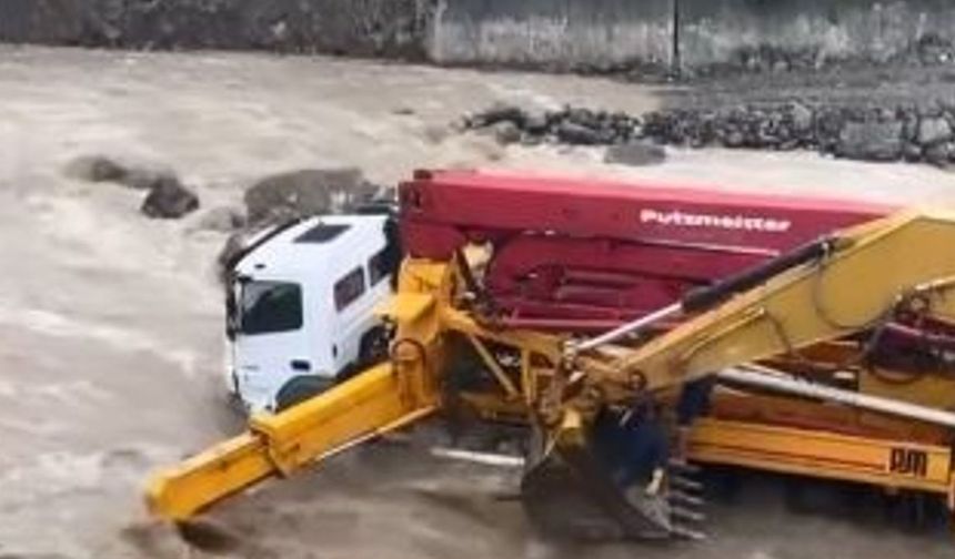 Artvin’de iş makineleri bir anda yükselen dere sularının ortasında kaldı