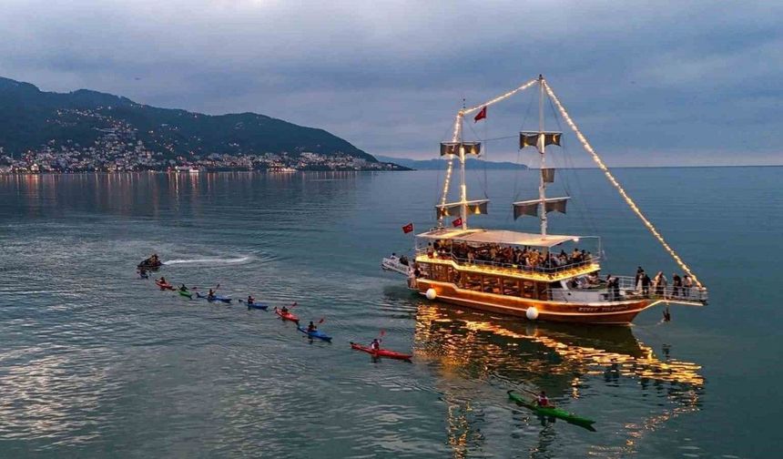 Karadeniz, kanolarla renklendi