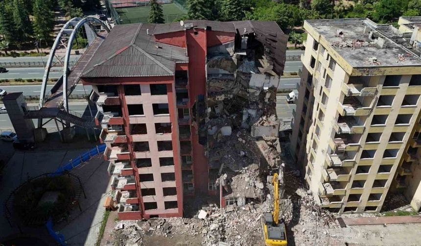 Rize’de fırtınada boşaltılan 8 katlı 2 binada yıkım işlemi başladı