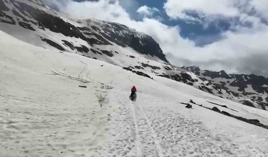 Rize’de Haziran ayında ‘karda kayak’ keyfi