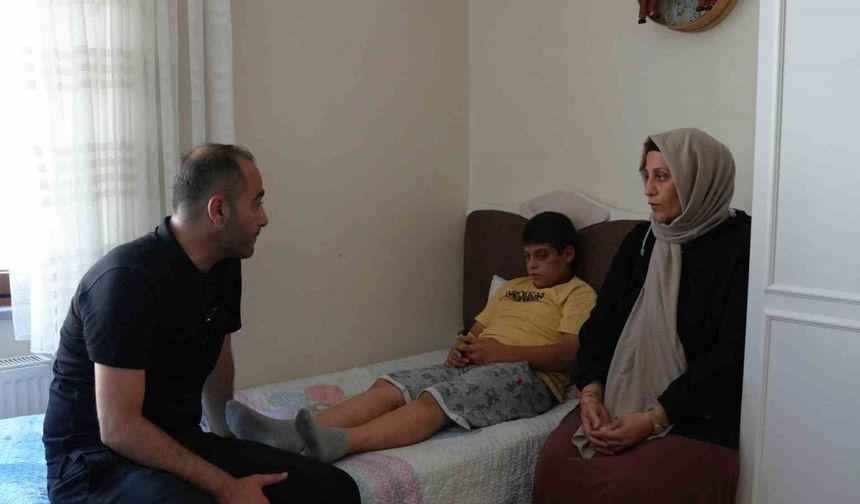 Şiddet mağduru özel çocuğa, Başkan Vekili Karadeniz’den destek ziyareti