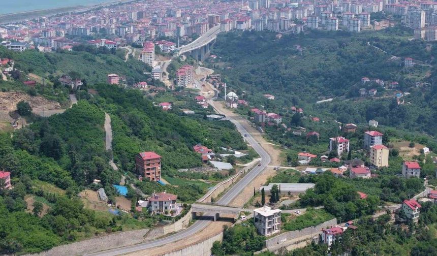 Trabzon’da 13 yıldır bitmeyen yol tepki çekiyor
