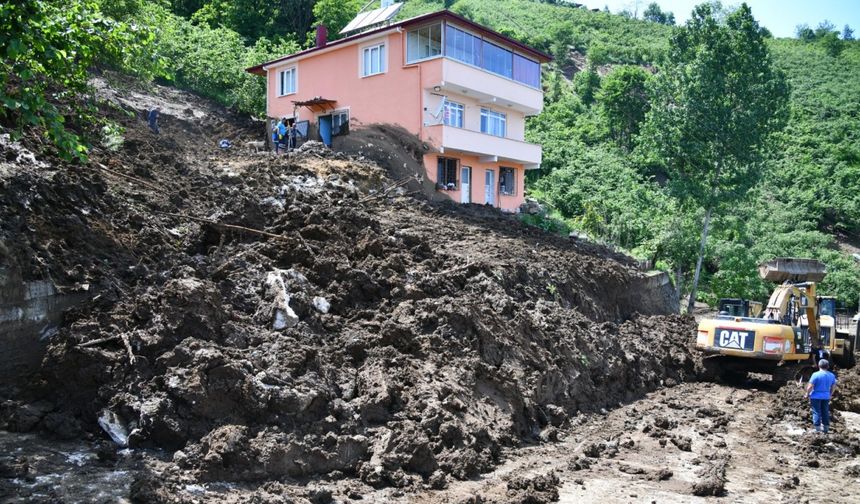 Trabzon’da heyelanda 3 ev hasar gördü