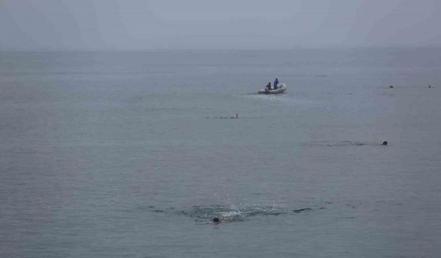 15 Temmuz için Karadeniz’de 4 kilometre boyunca yüzdüler