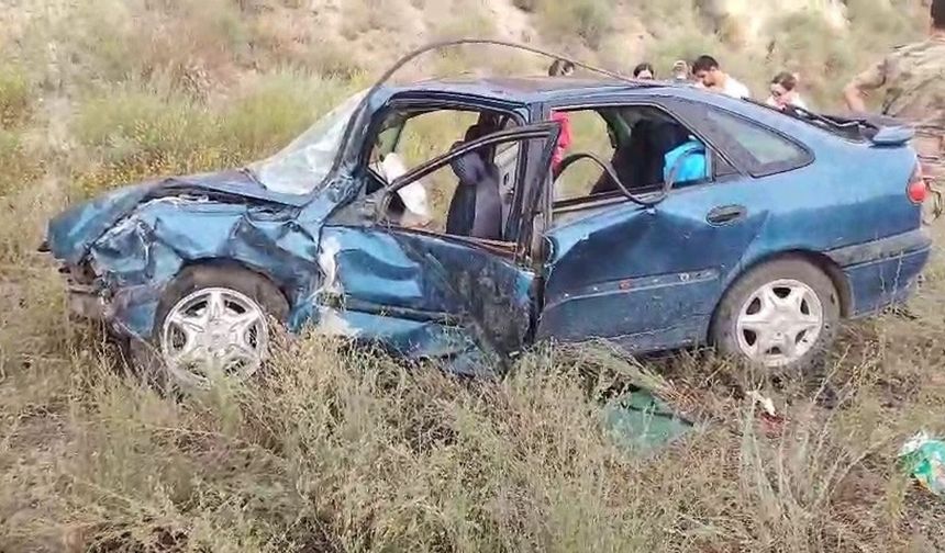 Erzurum-Artvin karayolunda iki araç kafa kafaya çarpıştı: 3 yaralı