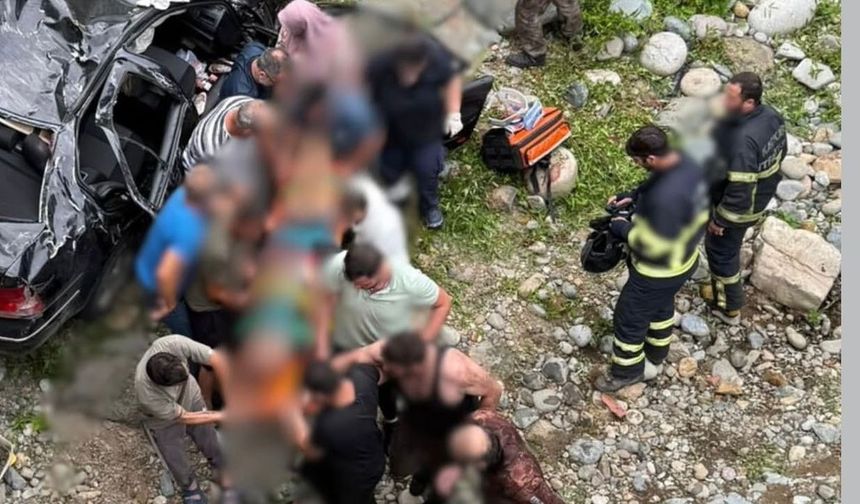 Rize’de meydana gelen kazada 1 kişi hayatını kaybederken, 8 kişi yaralandı.
