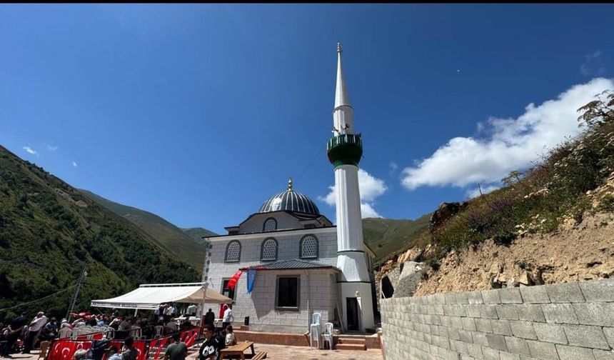Rize'de Eskice Köyü Camii Yeniden İbadete Açıldı